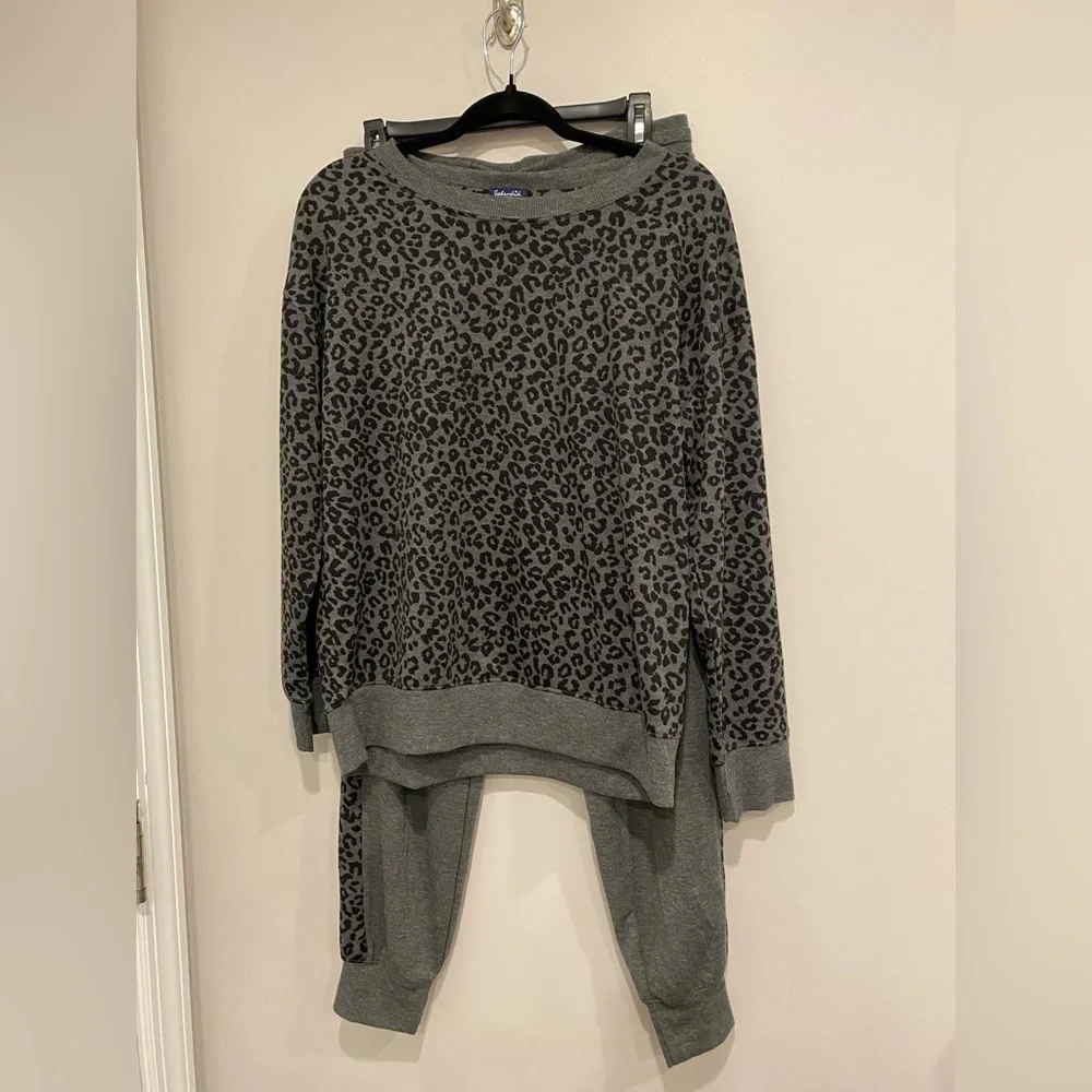 •2/$40• Splendid 2-Piece Pajama Lounge Set Animal Print - Picture 3 of 7